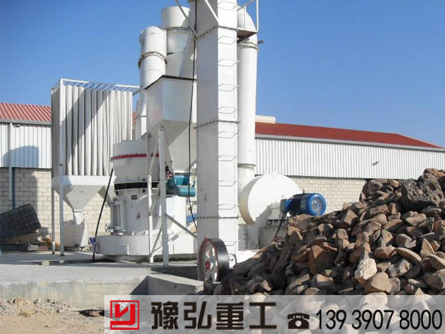 高压磨粉机在矿石厂装机现场图